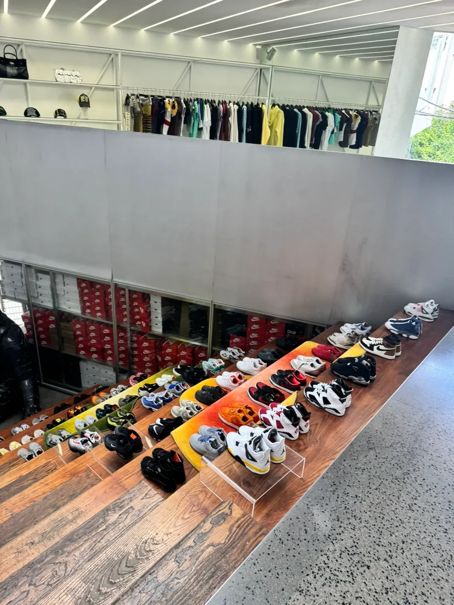 スニーカーを並べた階段と服の売り場