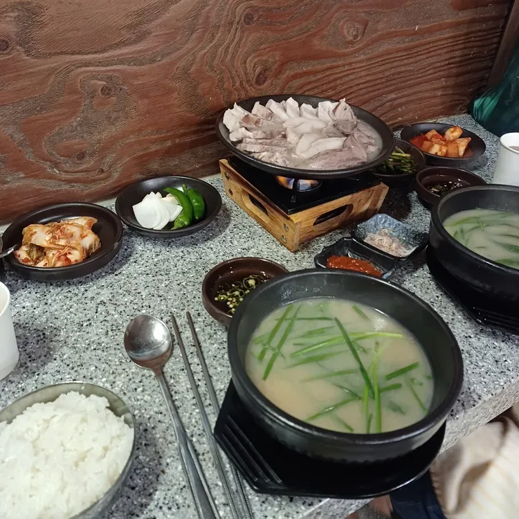 ヤンサンジプ — 鍋のゆで豚肉とスープ、ご飯