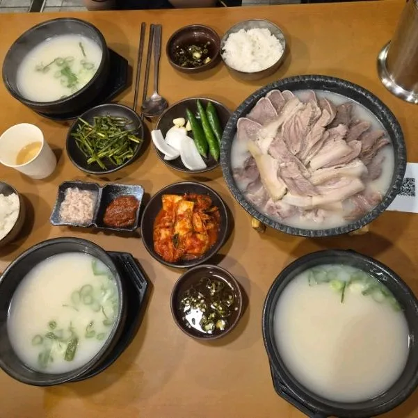 ヤンサンジプ — ゆで豚肉とスープが並ぶ食卓