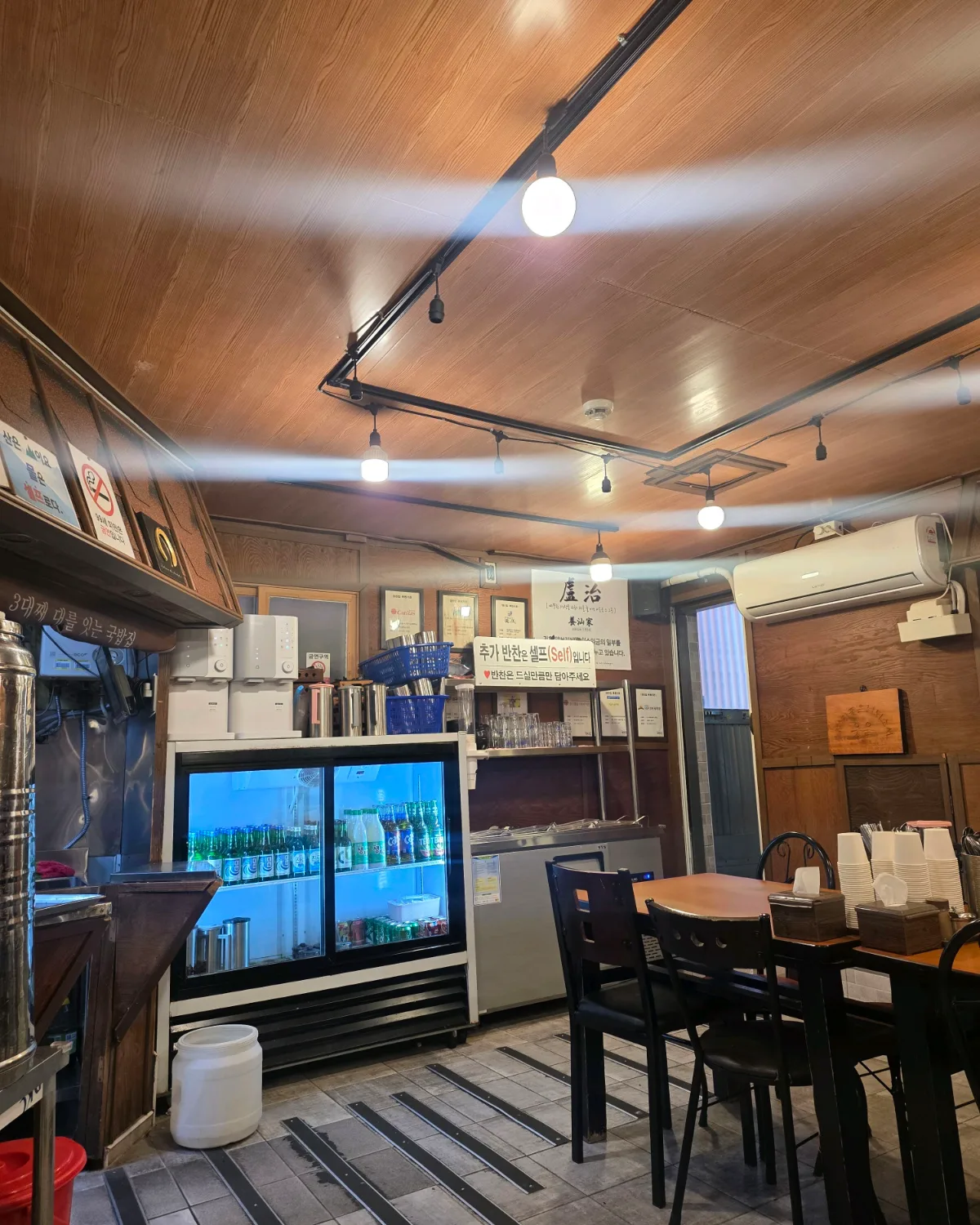ヤンサンジプ — 木張りの店内に並ぶテーブル席