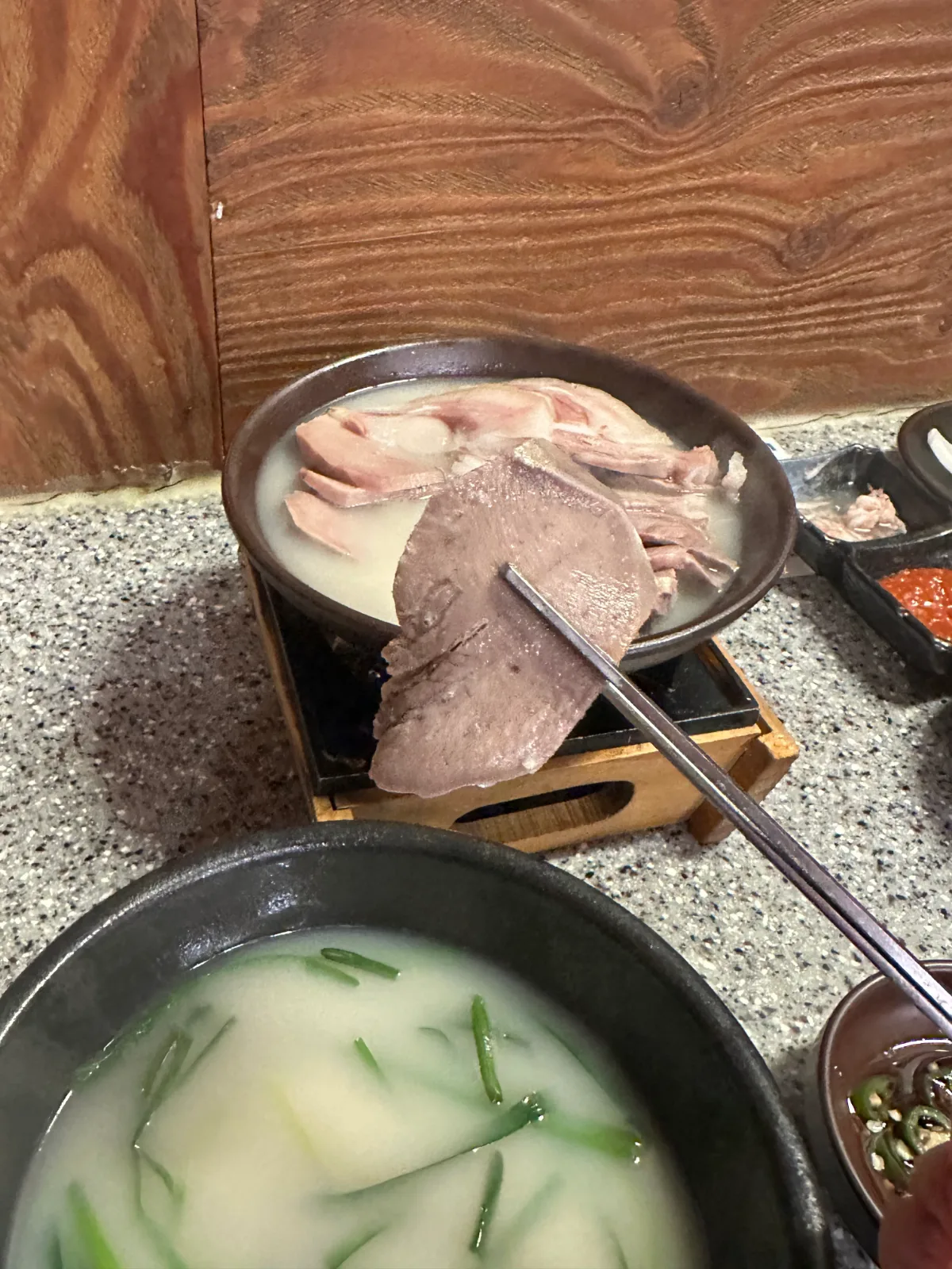 温められたゆで豚肉とスープ