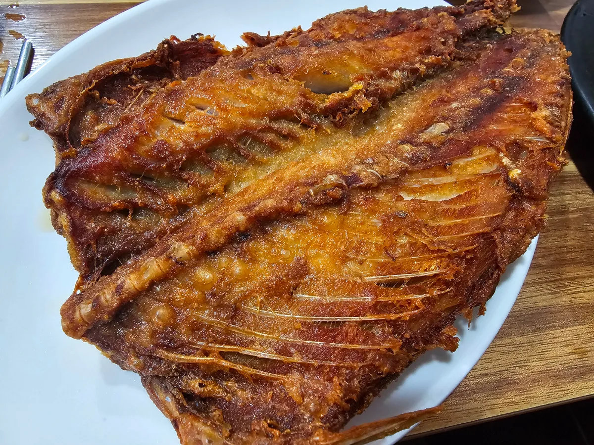 イェジ粉食 — 皿に盛られた大きな焼き魚