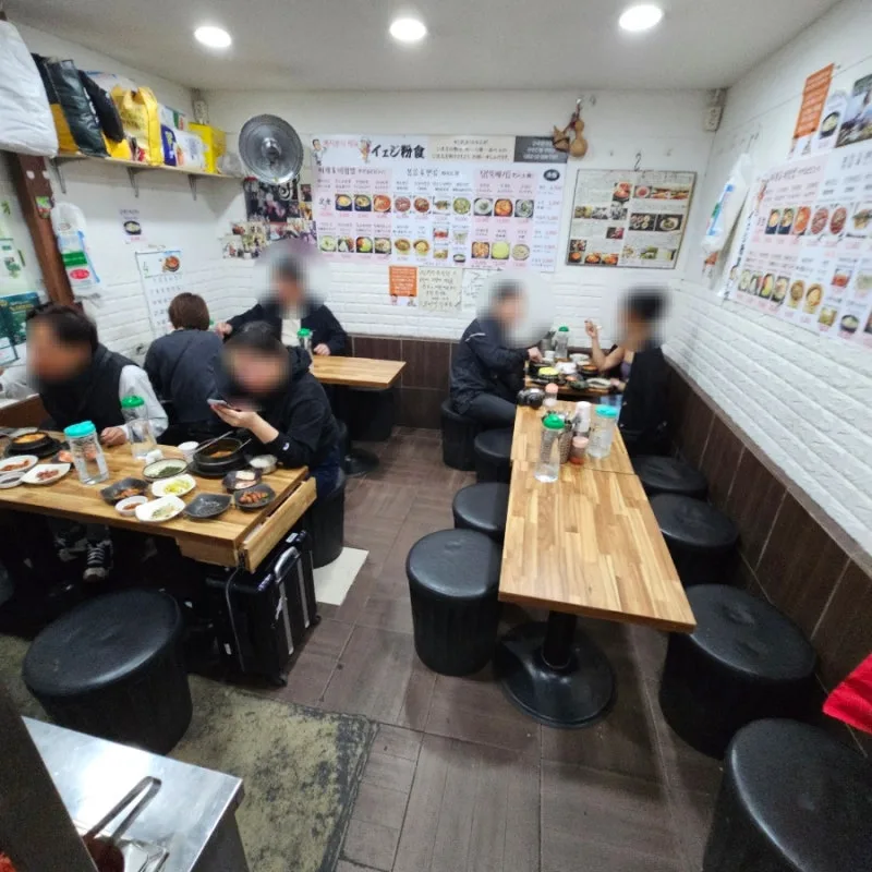 イェジ粉食 — 木製テーブルが並ぶ店内