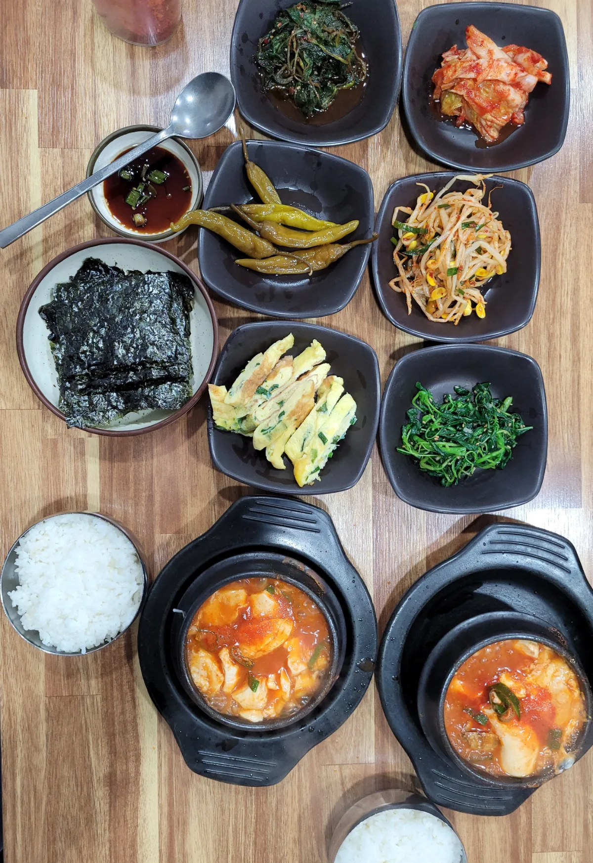 イェジ粉食 — 二つのチゲと多彩なおかず