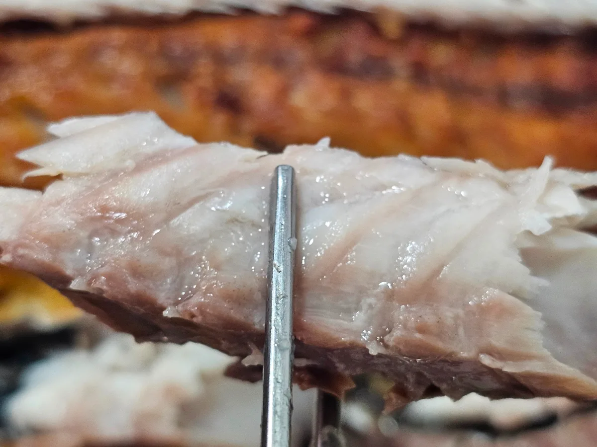 箸で持ち上げた焼き魚のふっくらした身