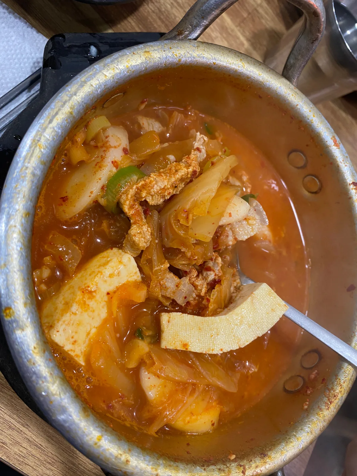 豚肉と豆腐が入ったキムチチゲ