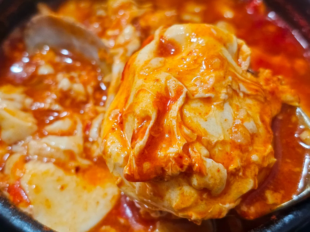 赤いスープの中にやわらかい豆腐と卵が見えるスンドゥブ