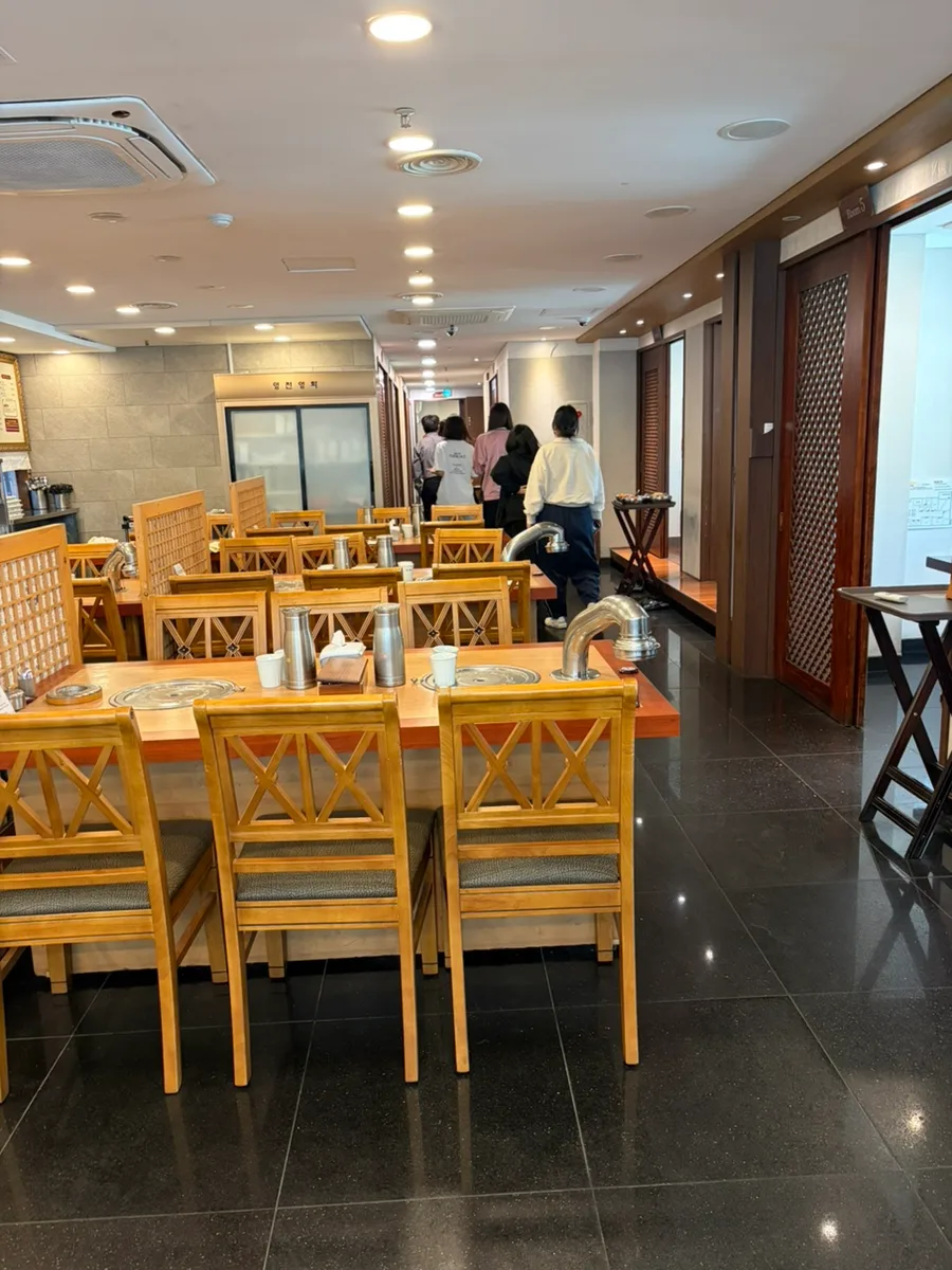 ヨンチョンヨンファ 清潭店 — 木製のテーブルと椅子が並ぶ店内