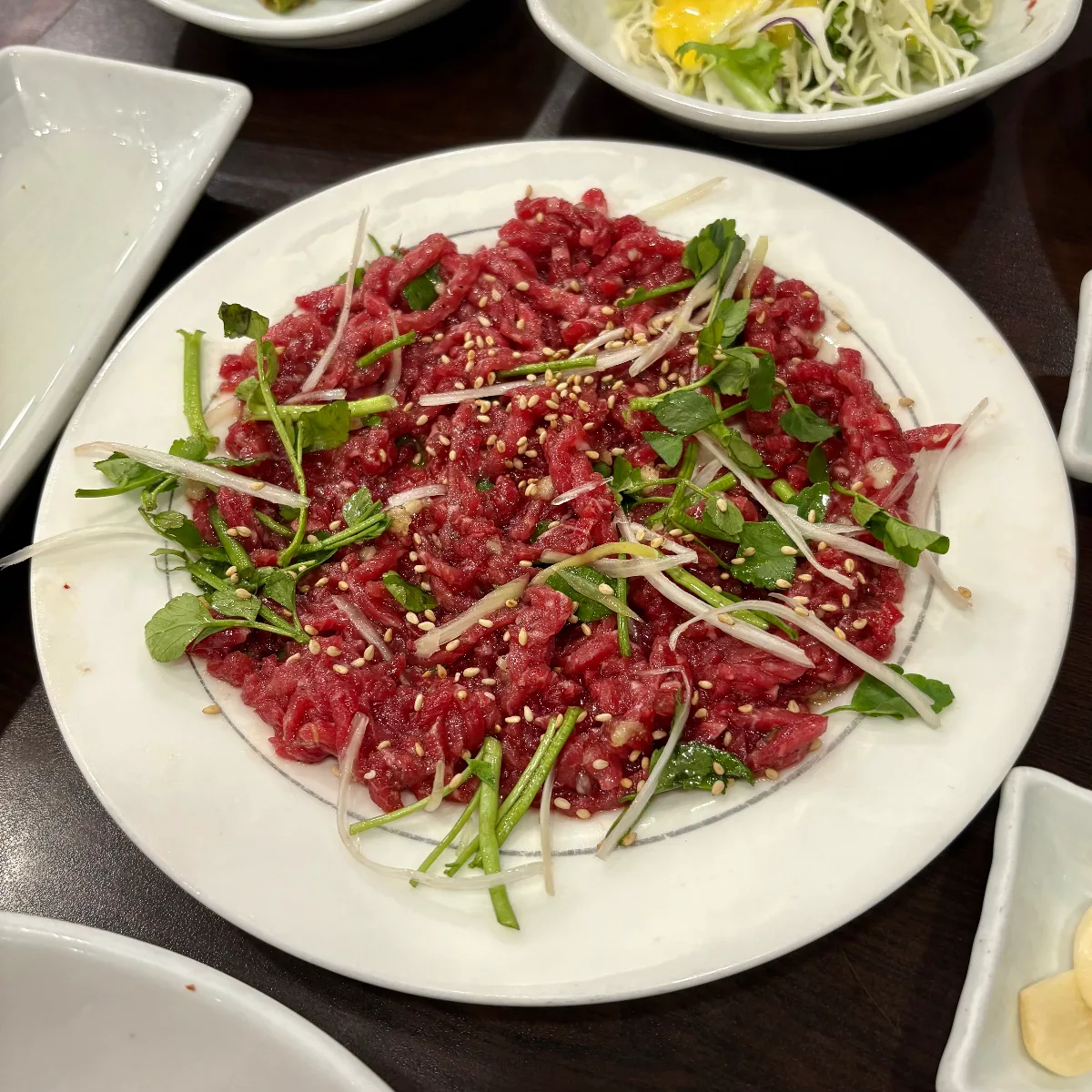 ヨンチョンヨンファ 清潭店 — 細切り牛肉と青菜のユッケ
