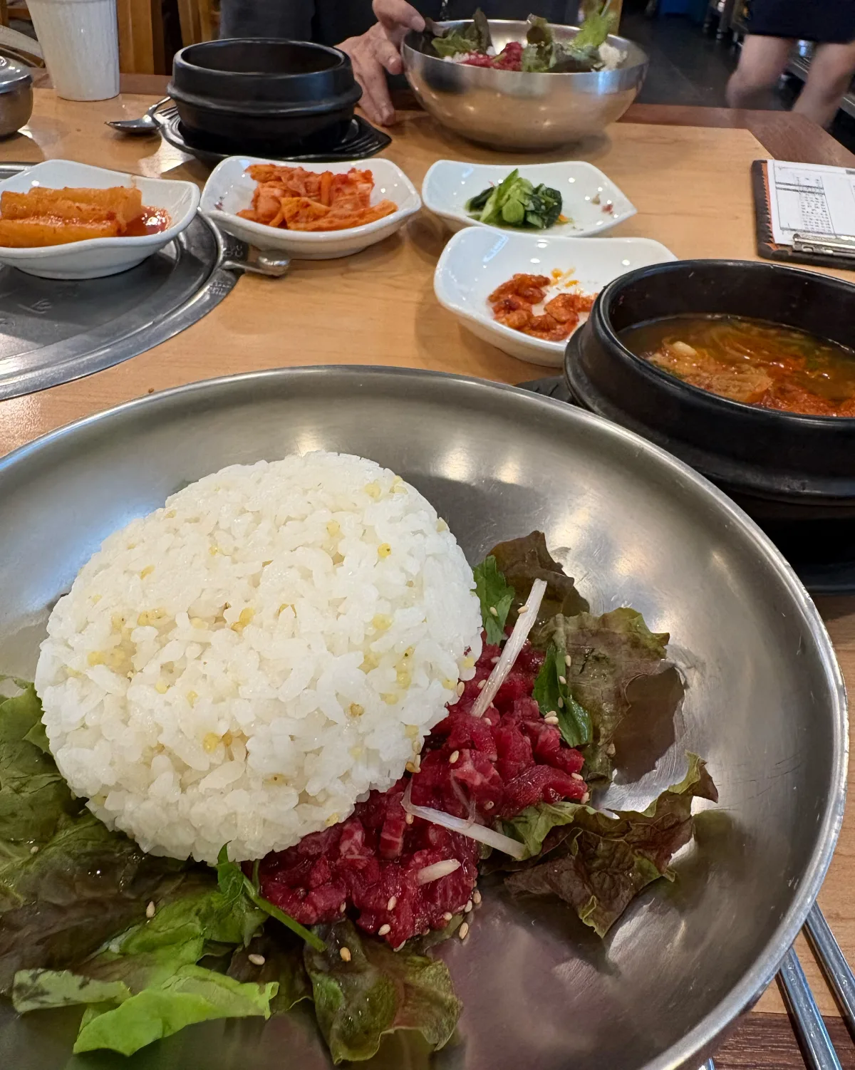 ユッケと葉野菜にのせたご飯