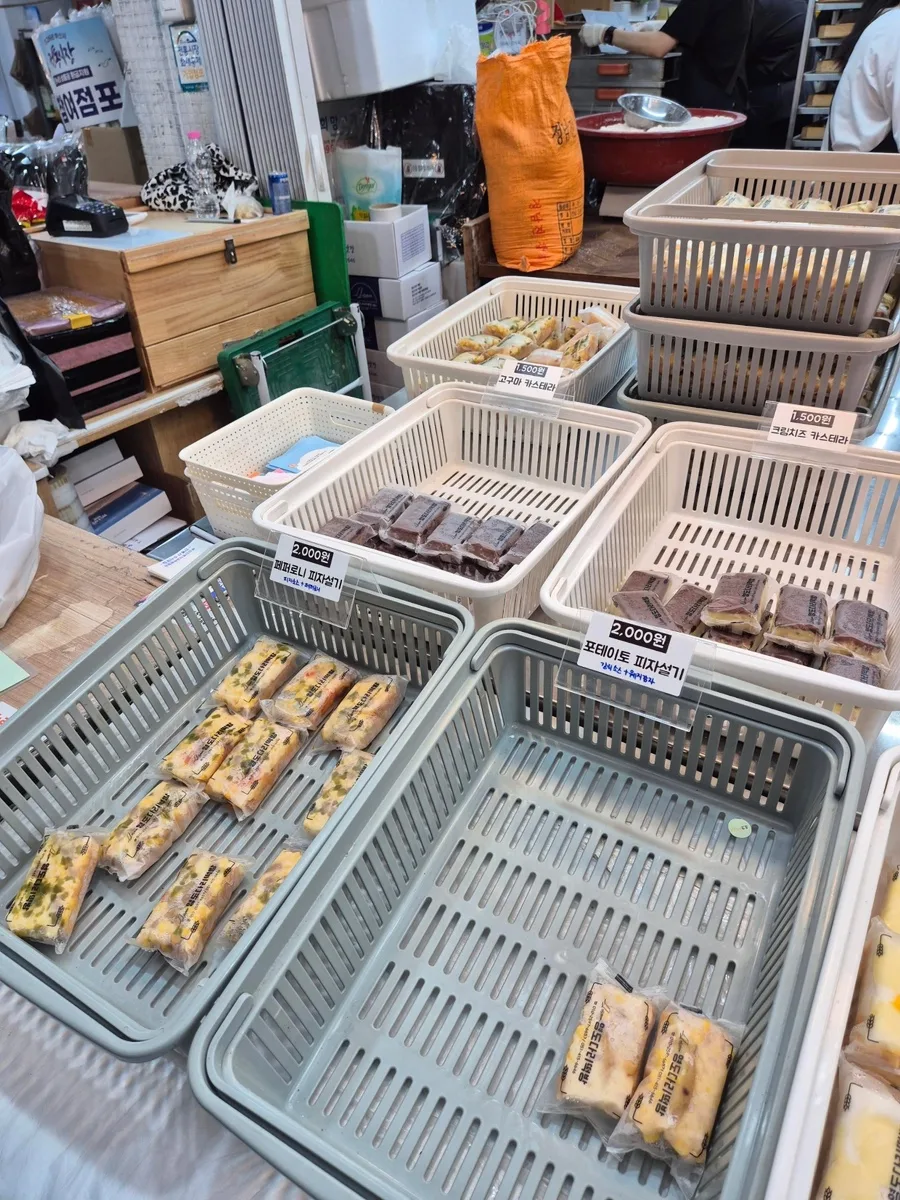 個包装の餅が残る店頭のかご