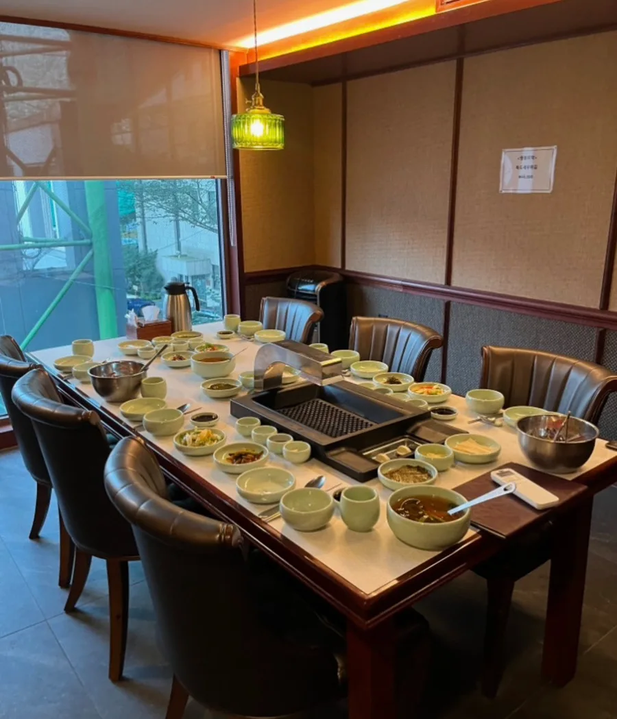 焼き台を囲む個室の食卓