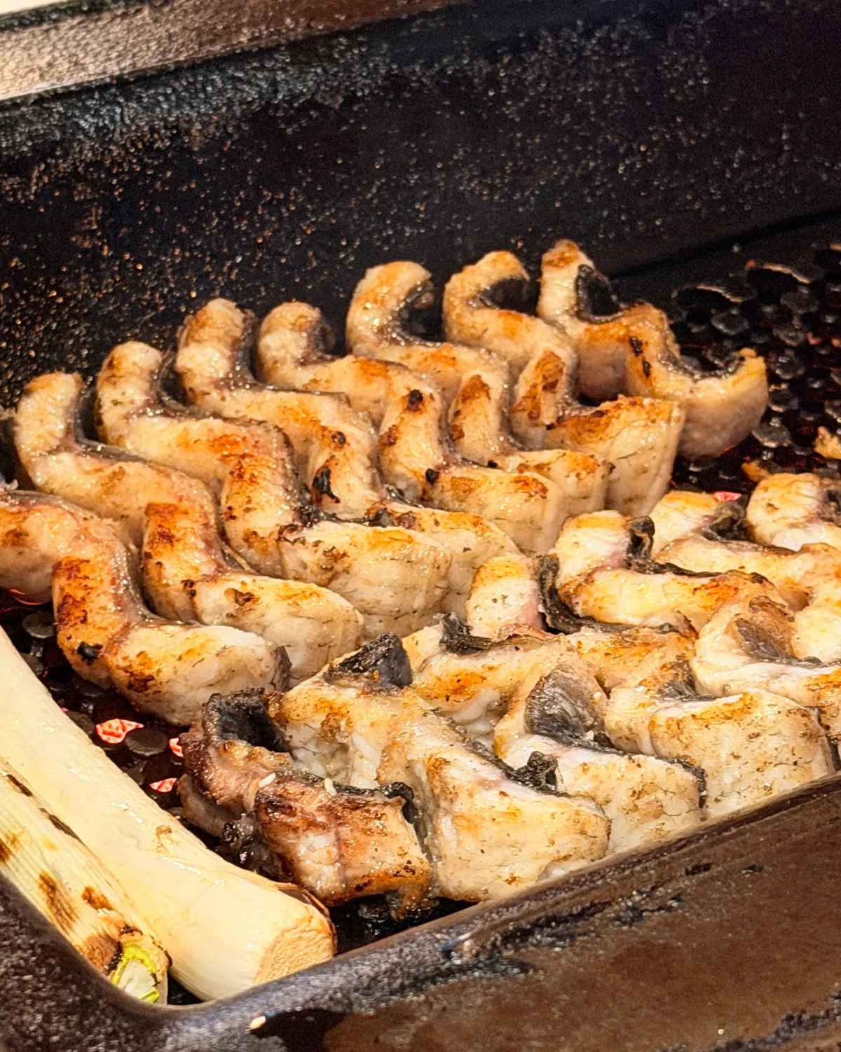 焼き台で焼き目がついたウナギ