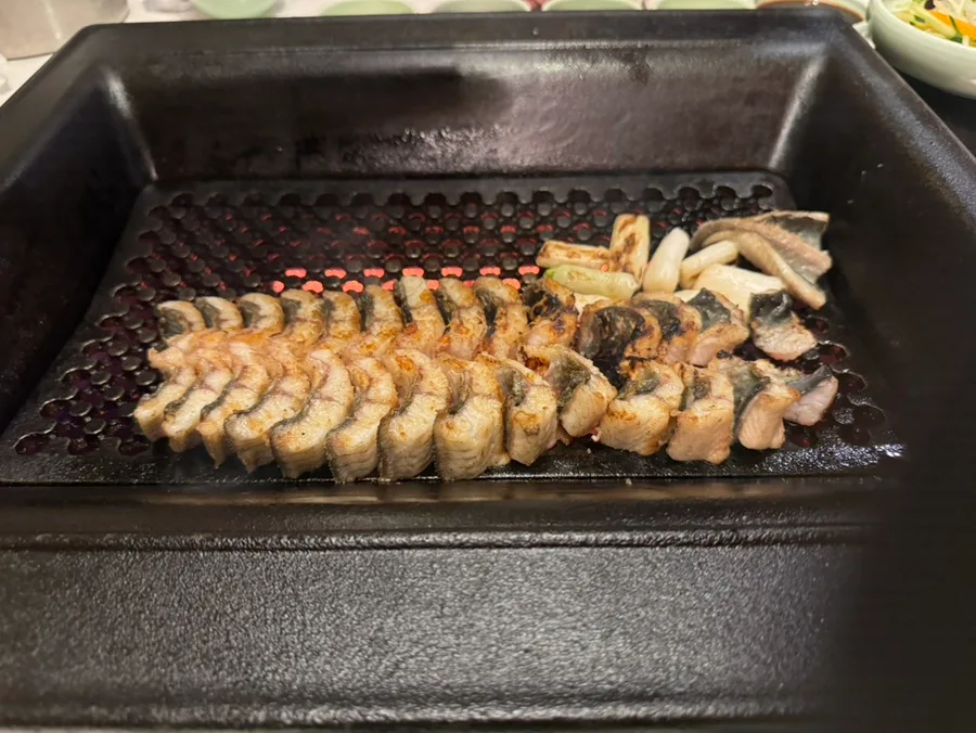 焼き台に並ぶウナギの身