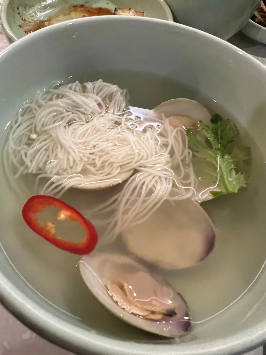 永東チャンオ — 貝と細麺の澄んだスープ