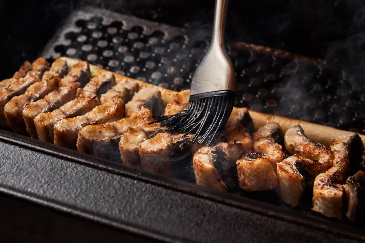 永東チャンオ — タレを塗りながら焼き上げるウナギ