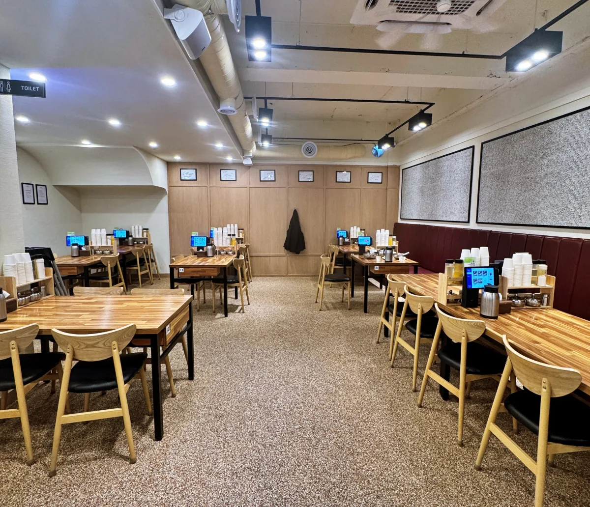 ヨンドンミルミョン＆ヨンドンクッパ — 木のテーブルが並ぶ店内