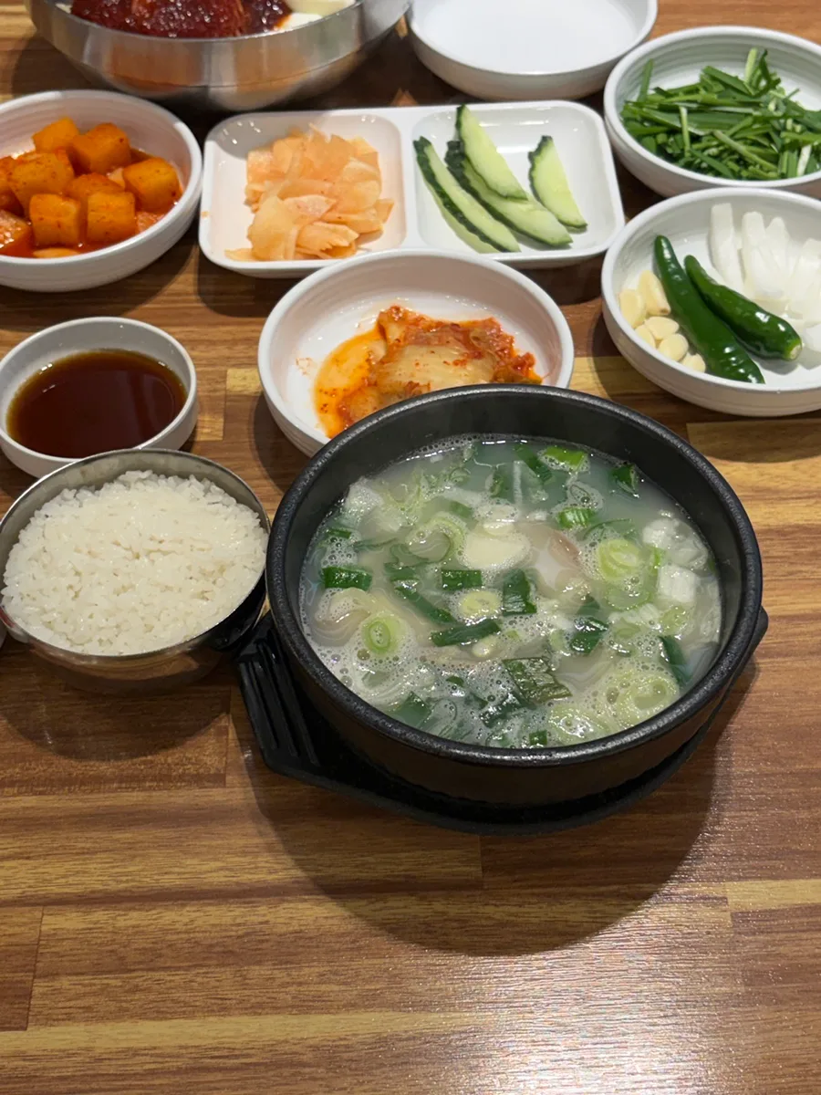 白ご飯とネギ入りのスープ
