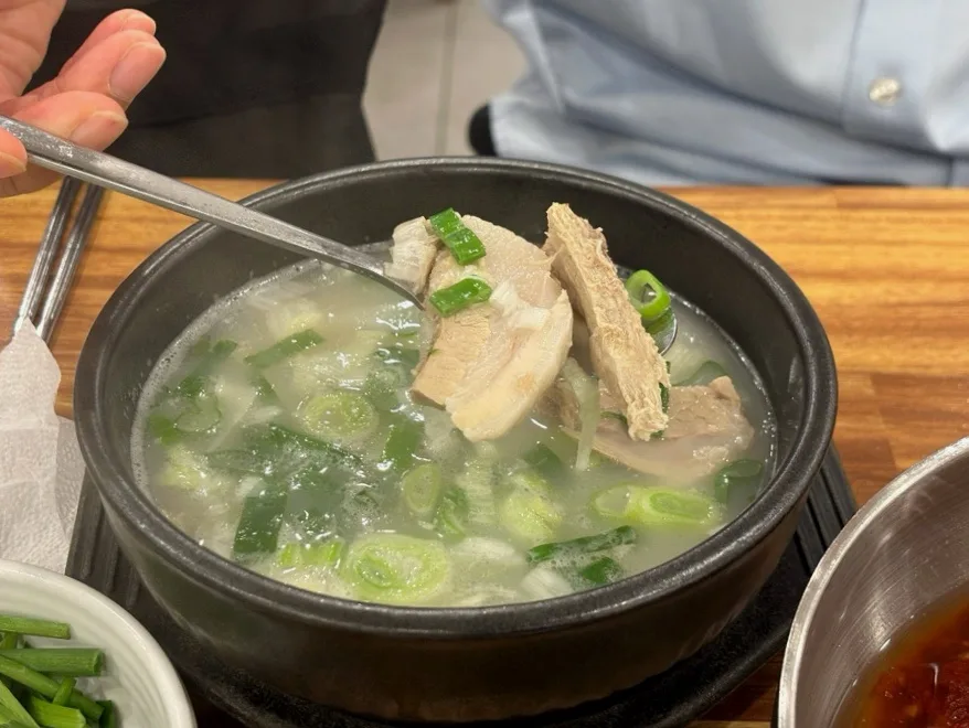 スープからすくい上げた豚肉