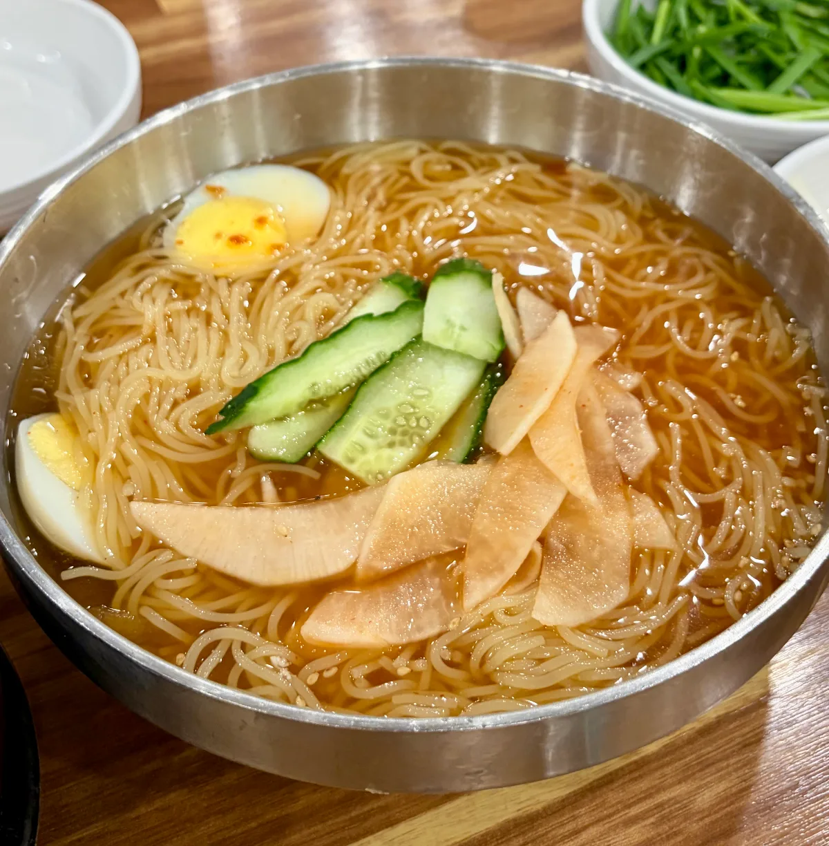 ヨンドンミルミョン＆ヨンドンクッパ — キュウリと卵を添えた冷たい麺