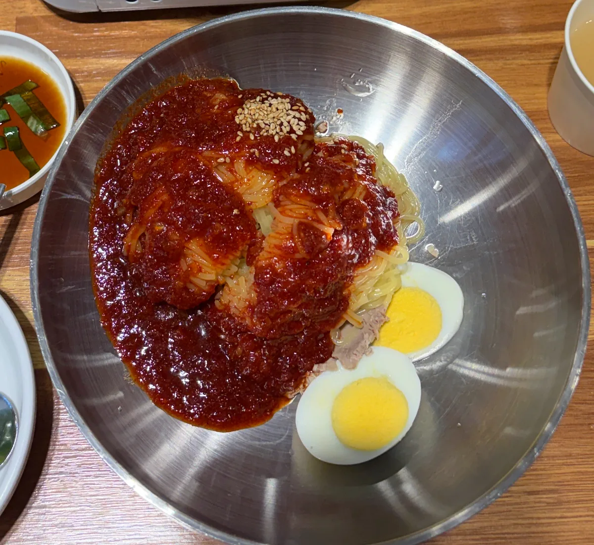 赤いタレとゆで卵を添えた麺