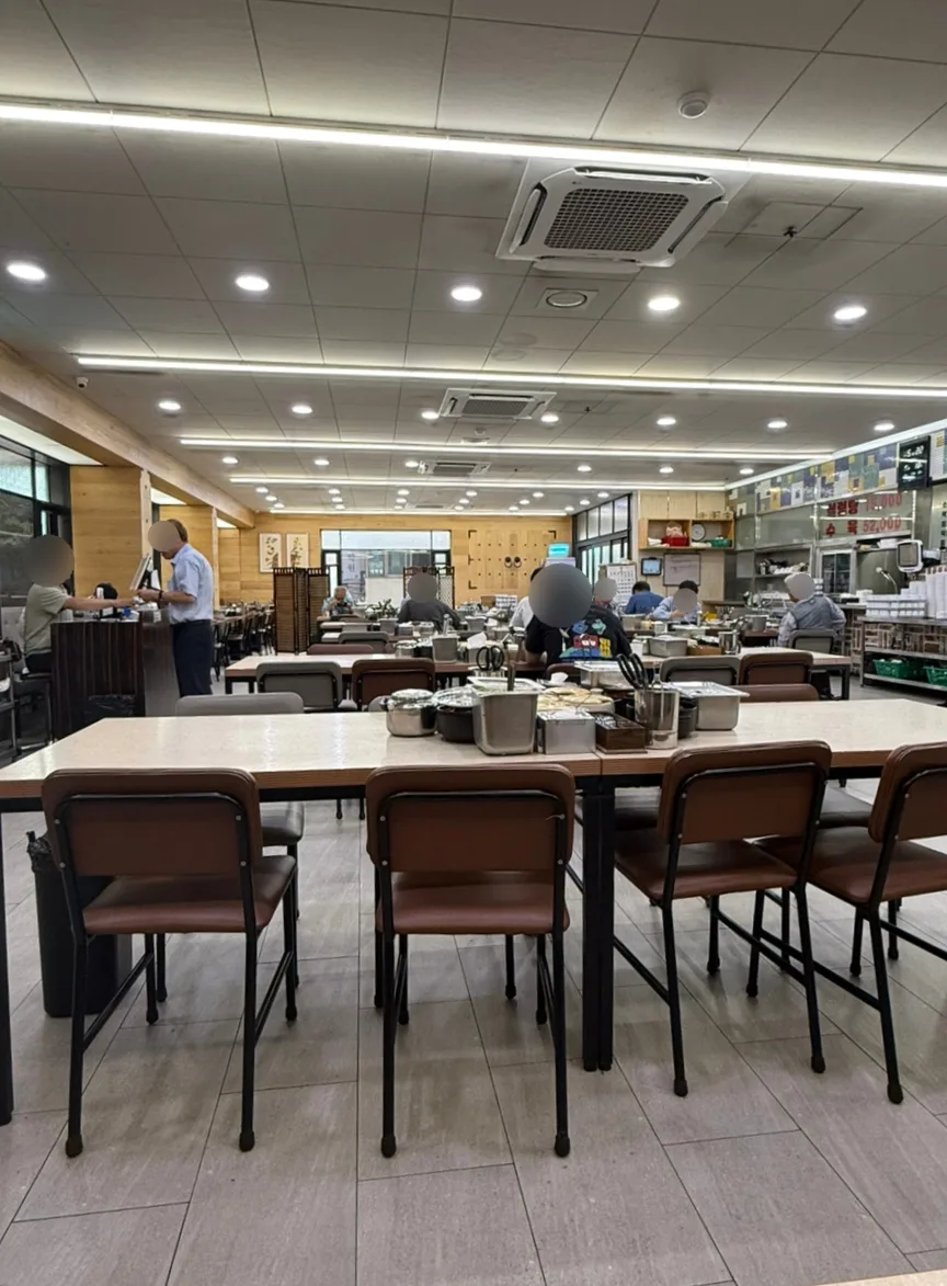長テーブルが並ぶ広い店内