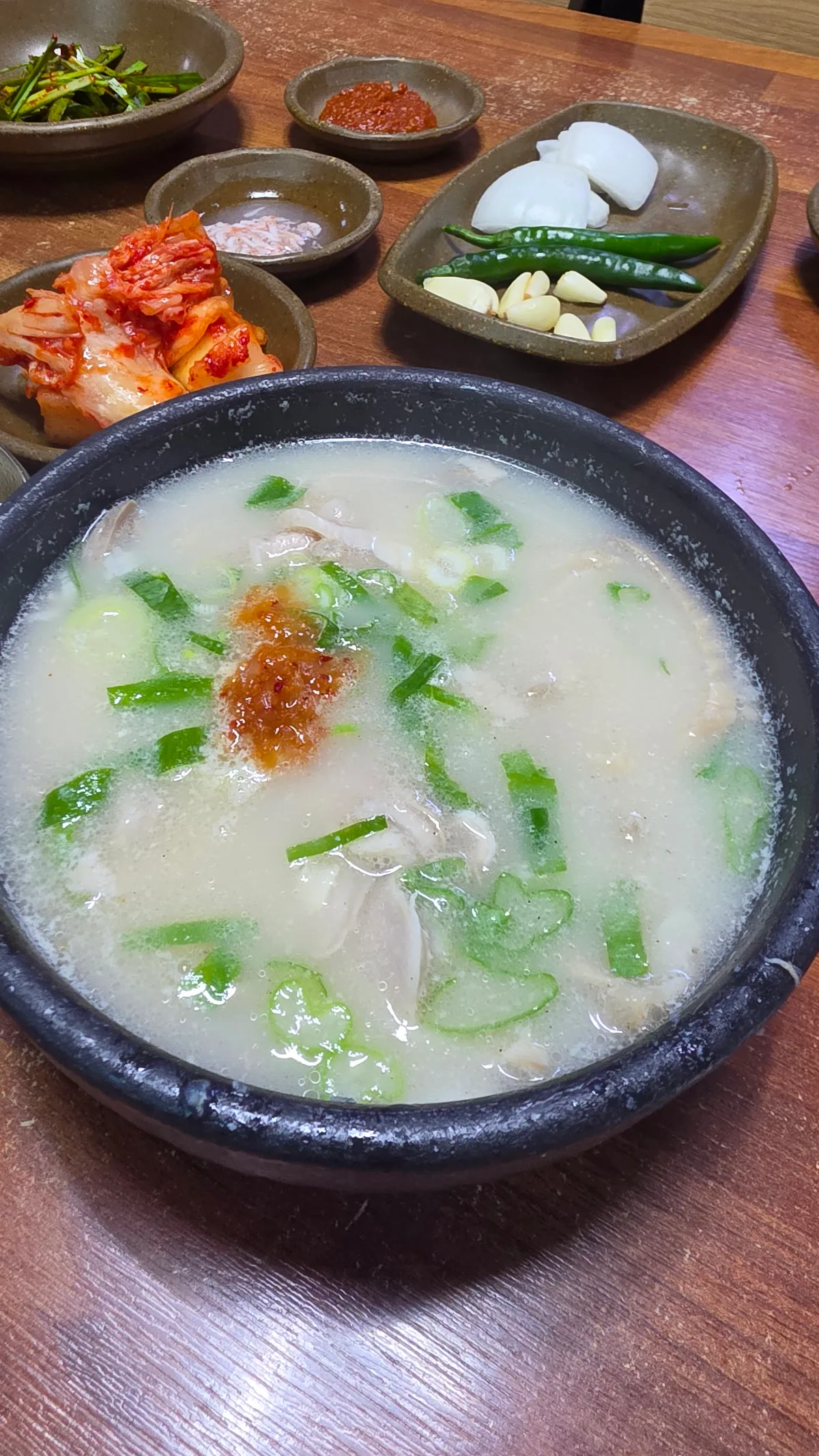 ねぎ入りの白濁スープとおかず