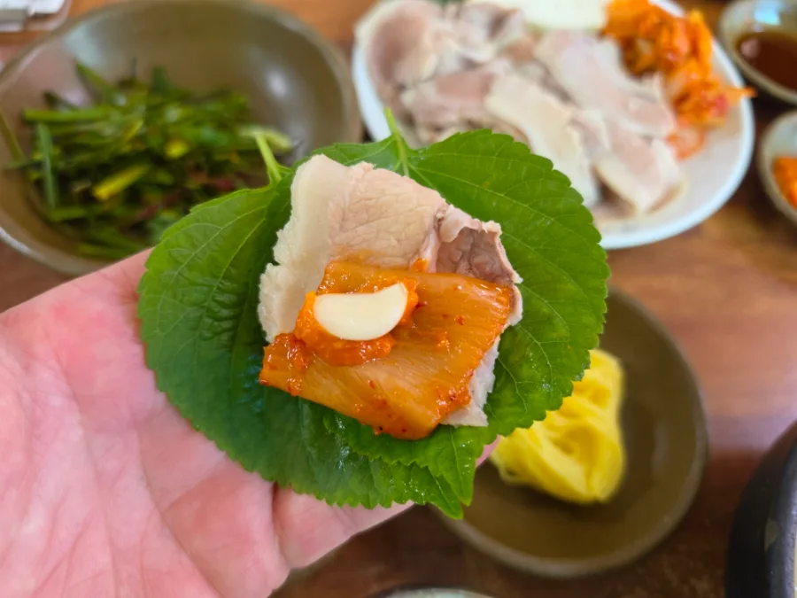 エゴマの葉に豚肉とキムチ