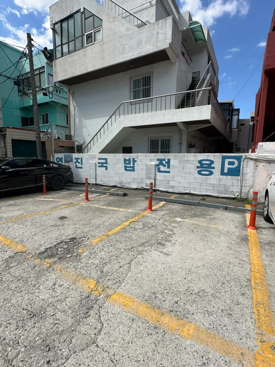 専用駐車場の白い塀と駐車区画