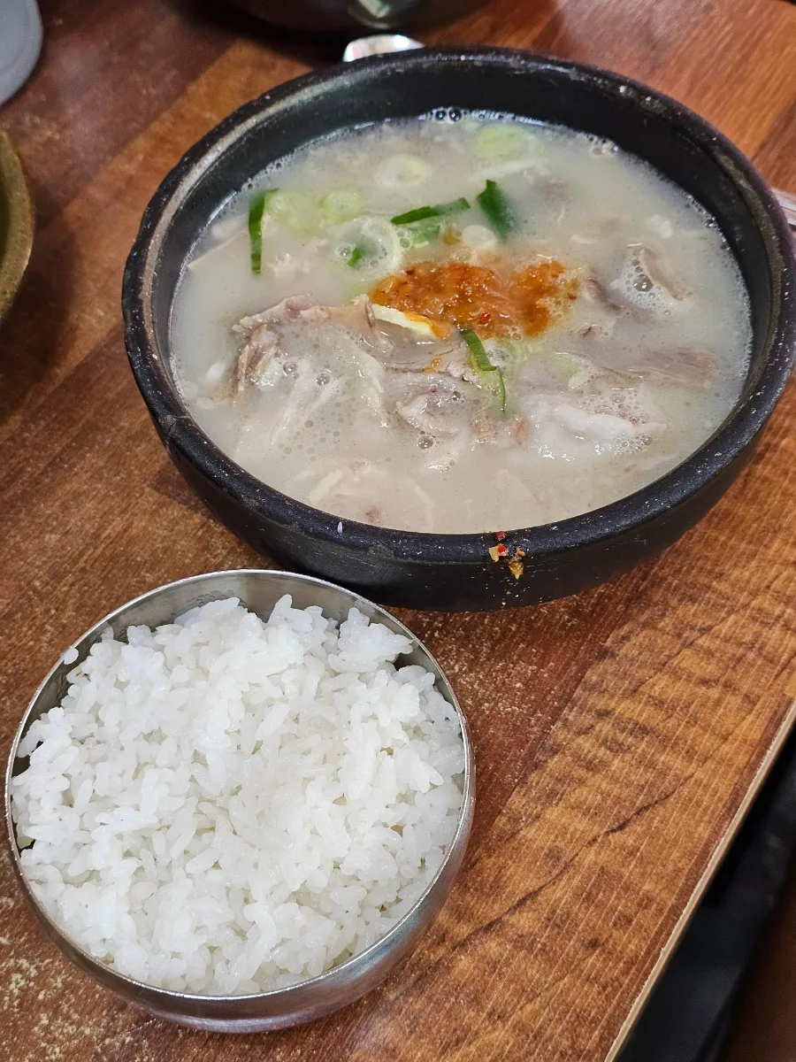 ヨンジンテジクッパ 本店 — 豚肉入りの白濁スープとご飯
