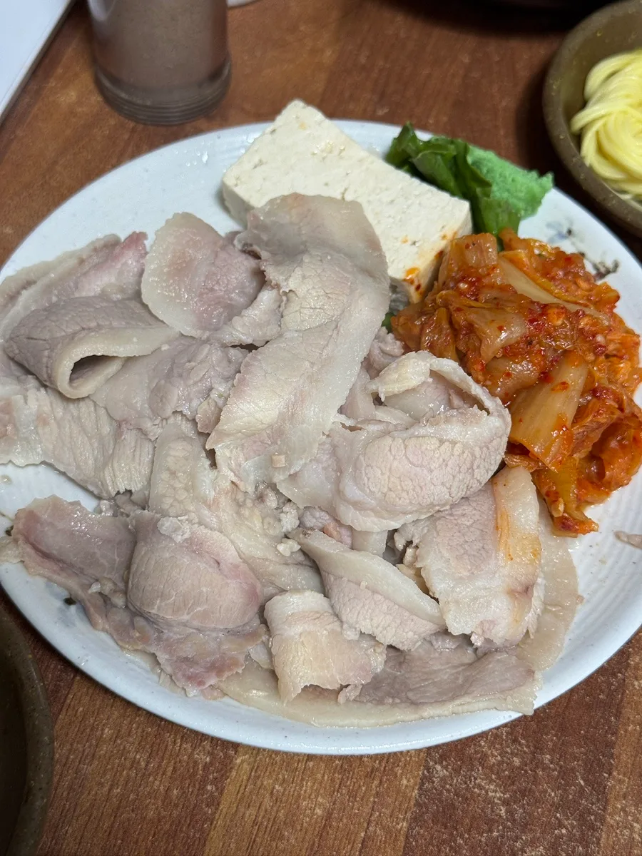 薄切りのゆで豚と豆腐、キムチ