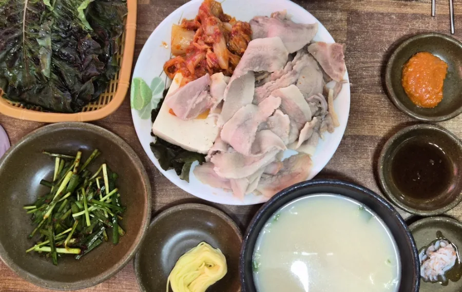 ヨンジンテジクッパ 本店 — ゆで豚と白濁スープ、おかず