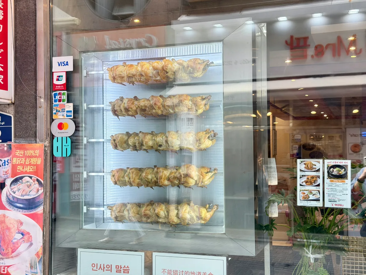 ガラス越しに回る丸鶏のロースト