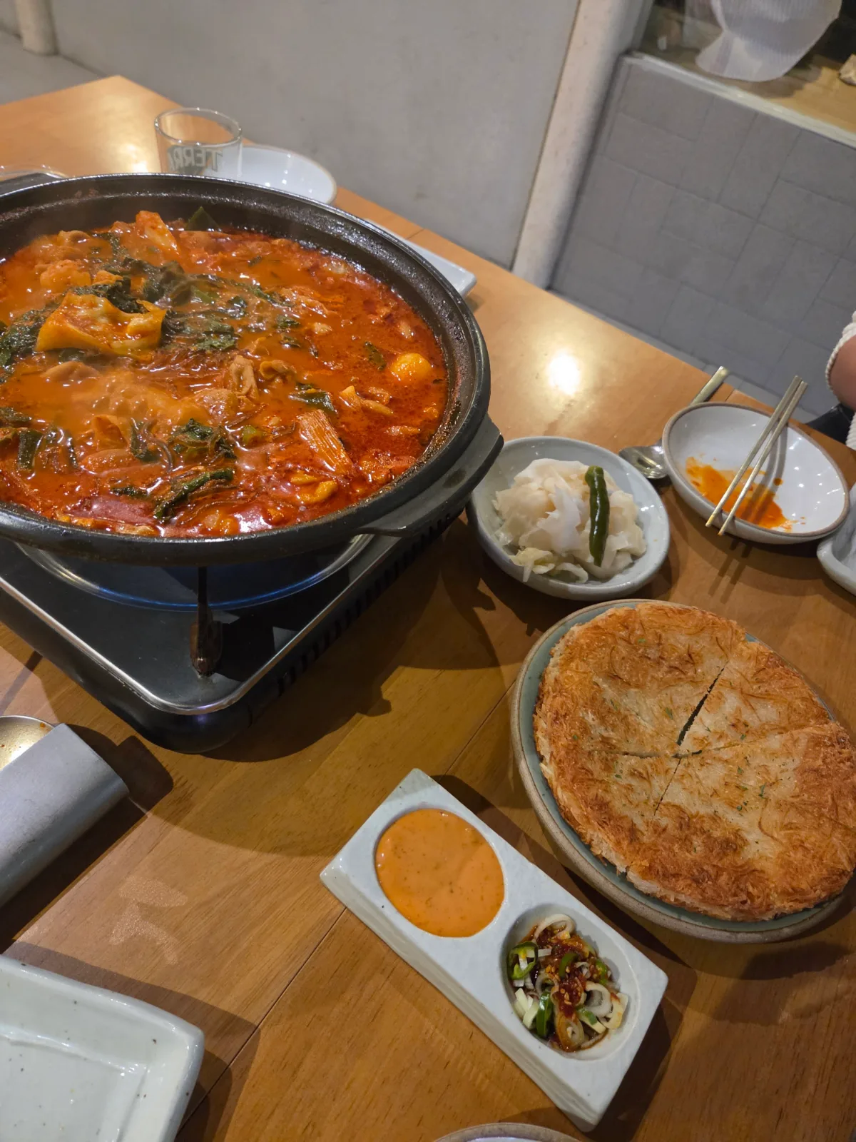 宴亥腸 — 鍋とカムジャジョンが並ぶ食卓