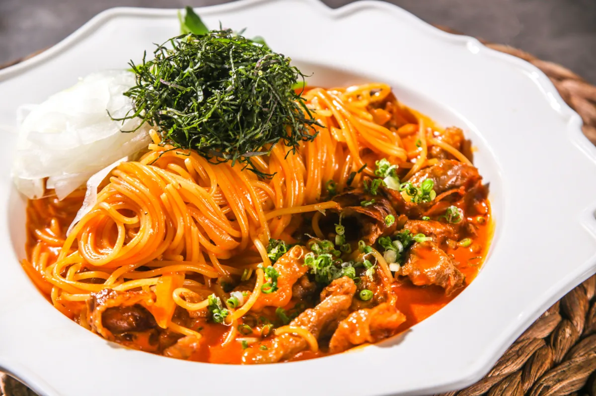 延南トマ 北村店 — 牛バラ肉と赤いソースのパスタ