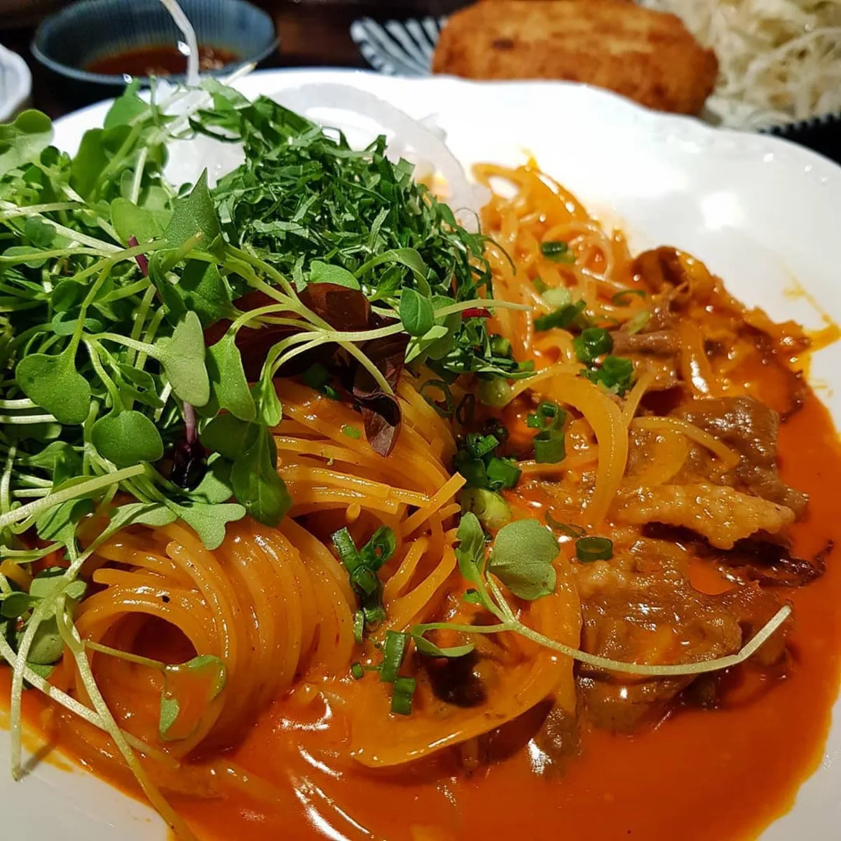 牛肉と葉野菜を添えたパスタ