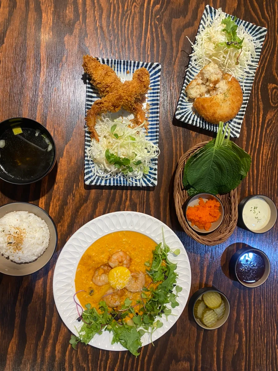 延南トマ 北村店 — パスタと揚げ物が並ぶ食卓