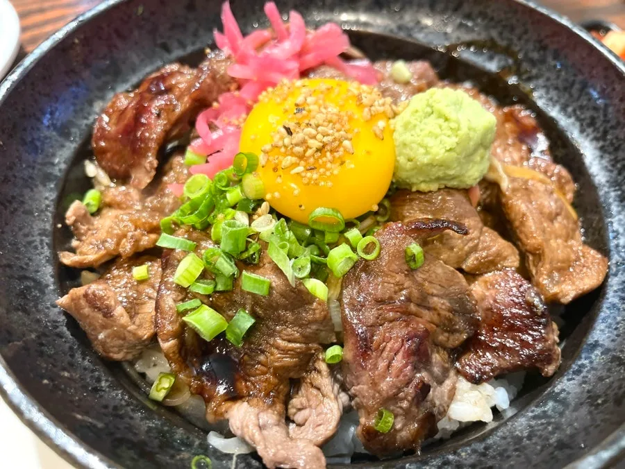卵黄とわさびをのせた焼肉丼