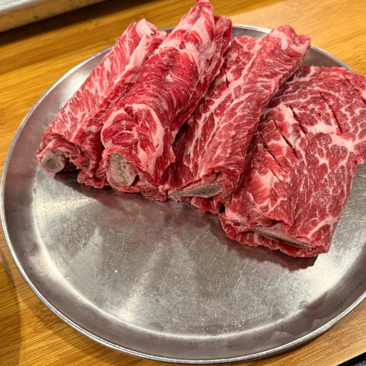 脂の模様が入った骨付き牛肉