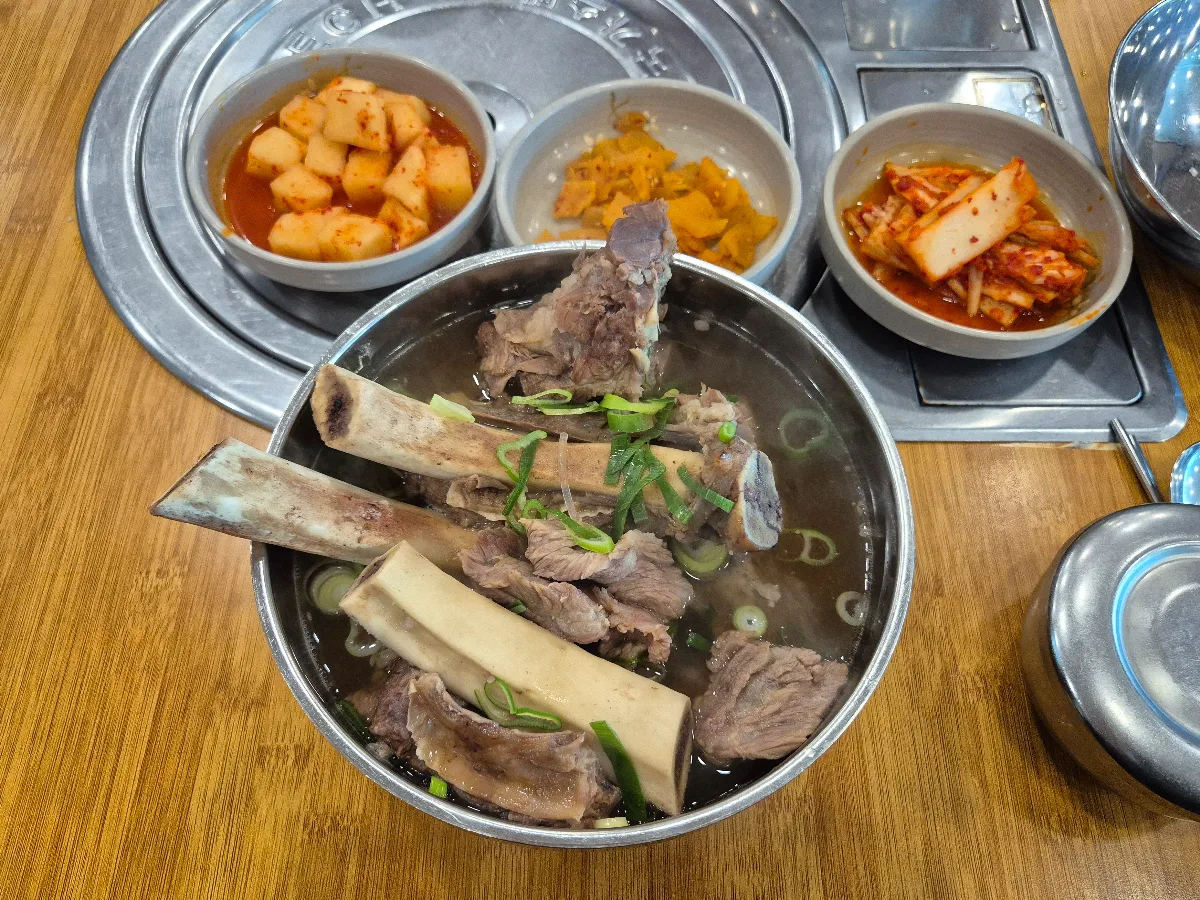 大きな骨付き肉が入ったカルビタン