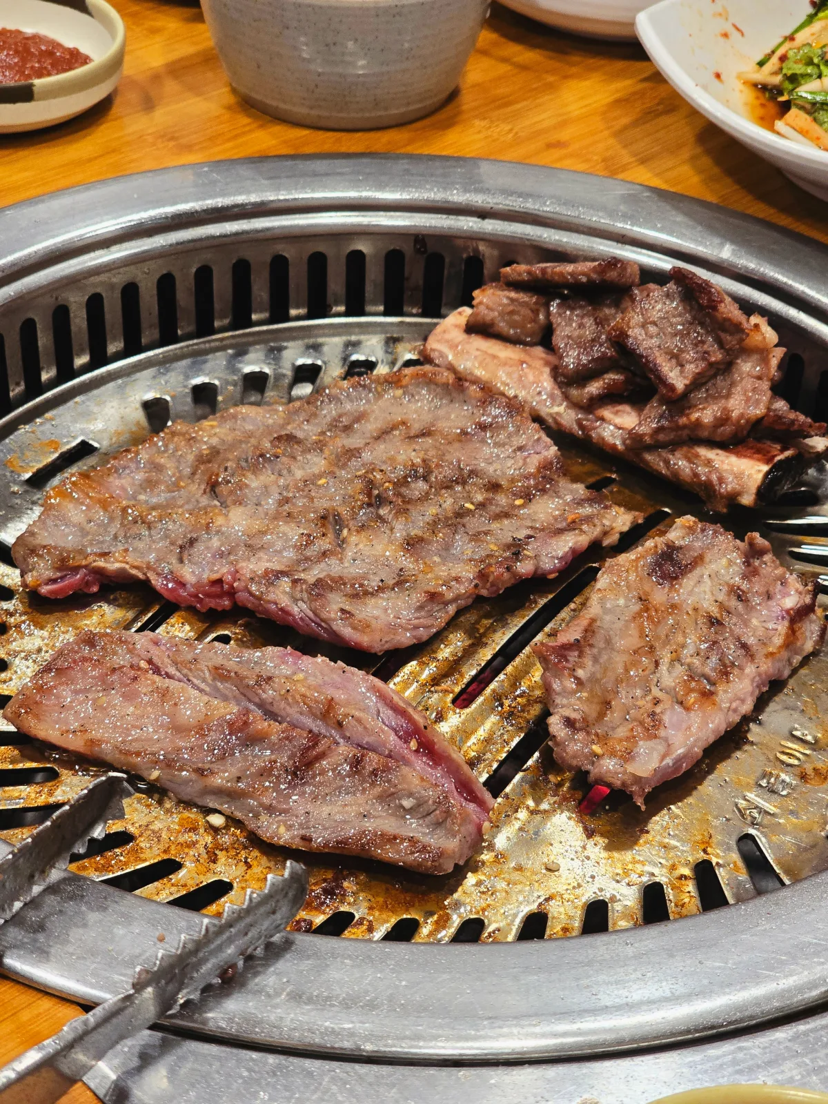 焼き台で焼き上げる骨付き肉