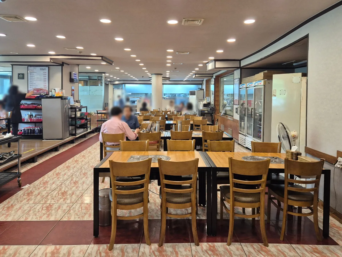 焼き台付きのテーブルが並ぶ店内