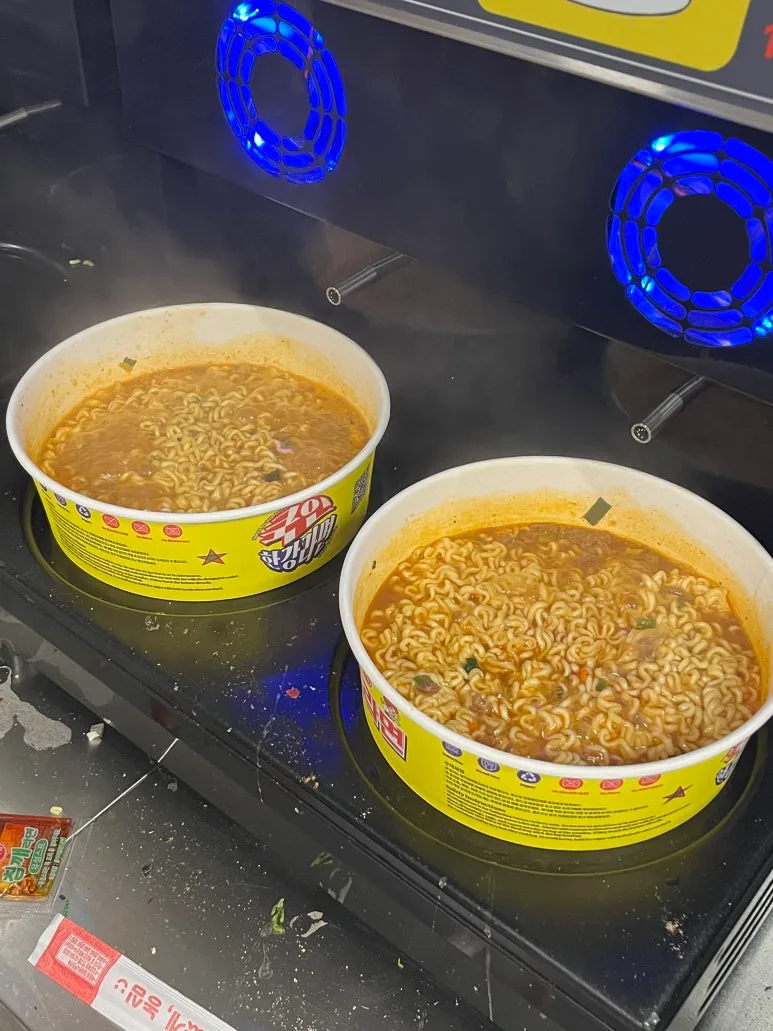 コンビニの調理機で煮える漢江ラーメン