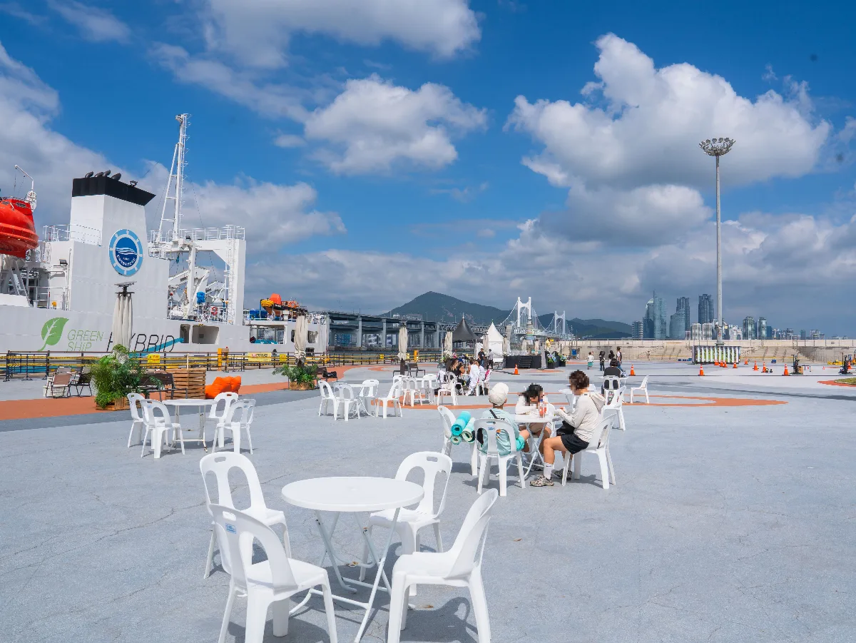龍湖ピョルビッ公園 — 船と広安大橋を望む広場