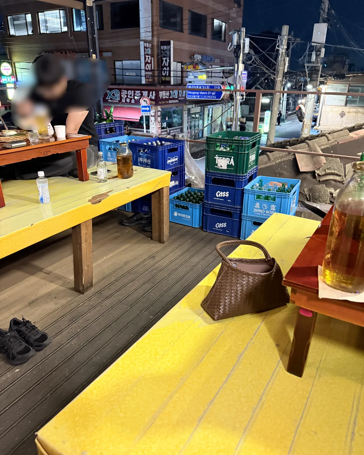 街を見下ろす屋外の平床席