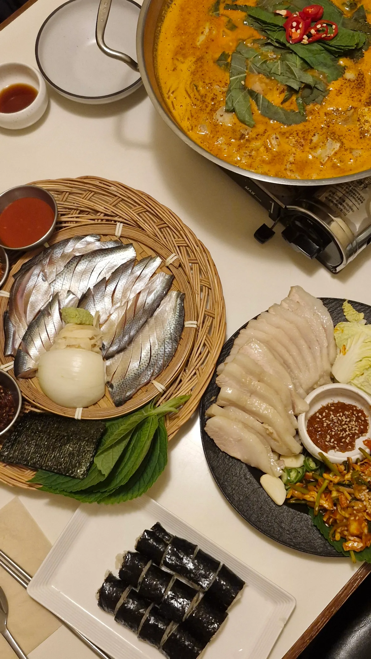 龍山ボンスンア — 鍋と刺身が並ぶ食卓