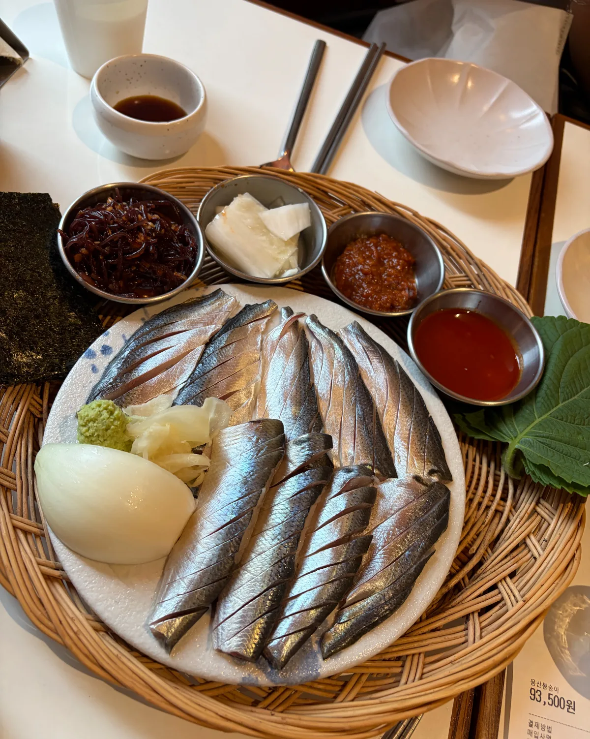ざるに盛ったコノシロの刺身と薬味