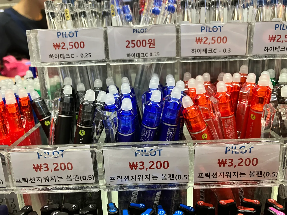 永豊文庫 鍾路本店 — 色とりどりのボールペン