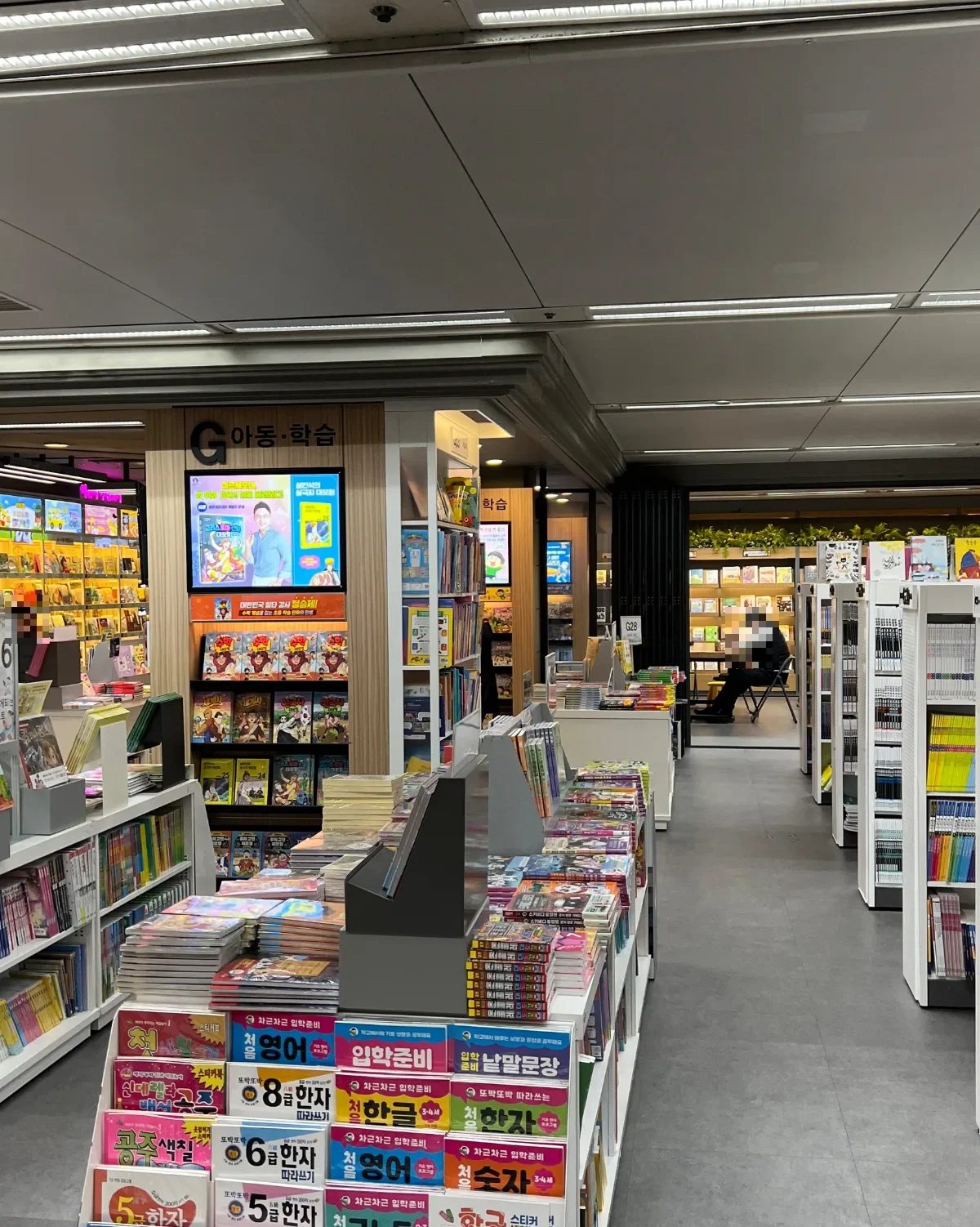 ハングルや漢字の学習ドリルが並ぶ児童・学習書売り場