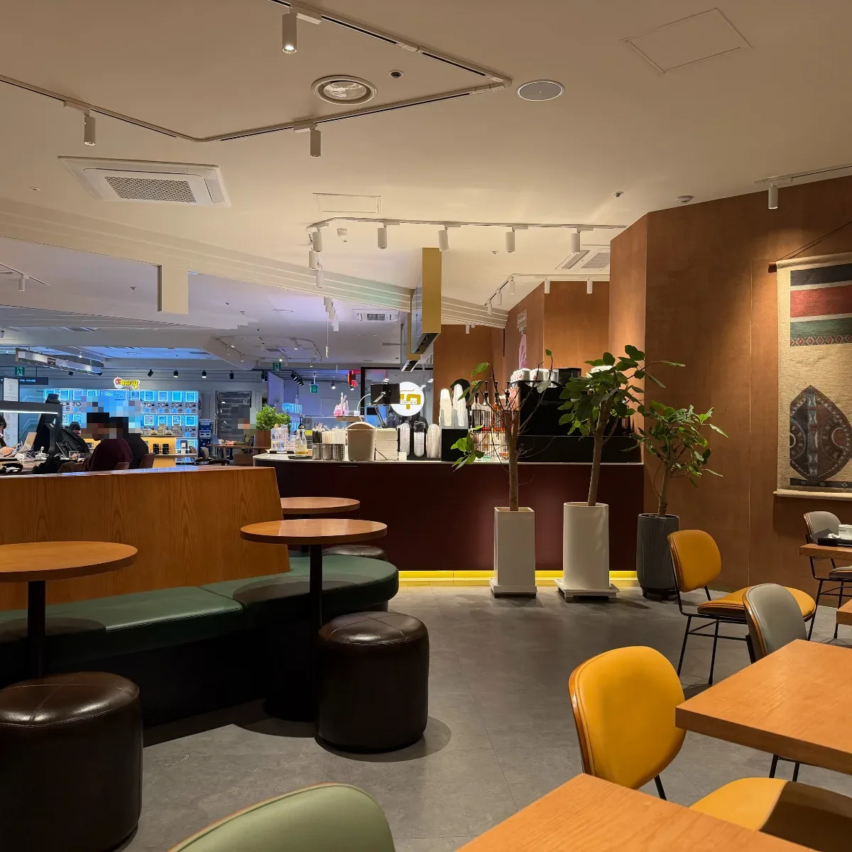 永豊文庫 鍾路本店 — 書棚のそばにあるカフェ席